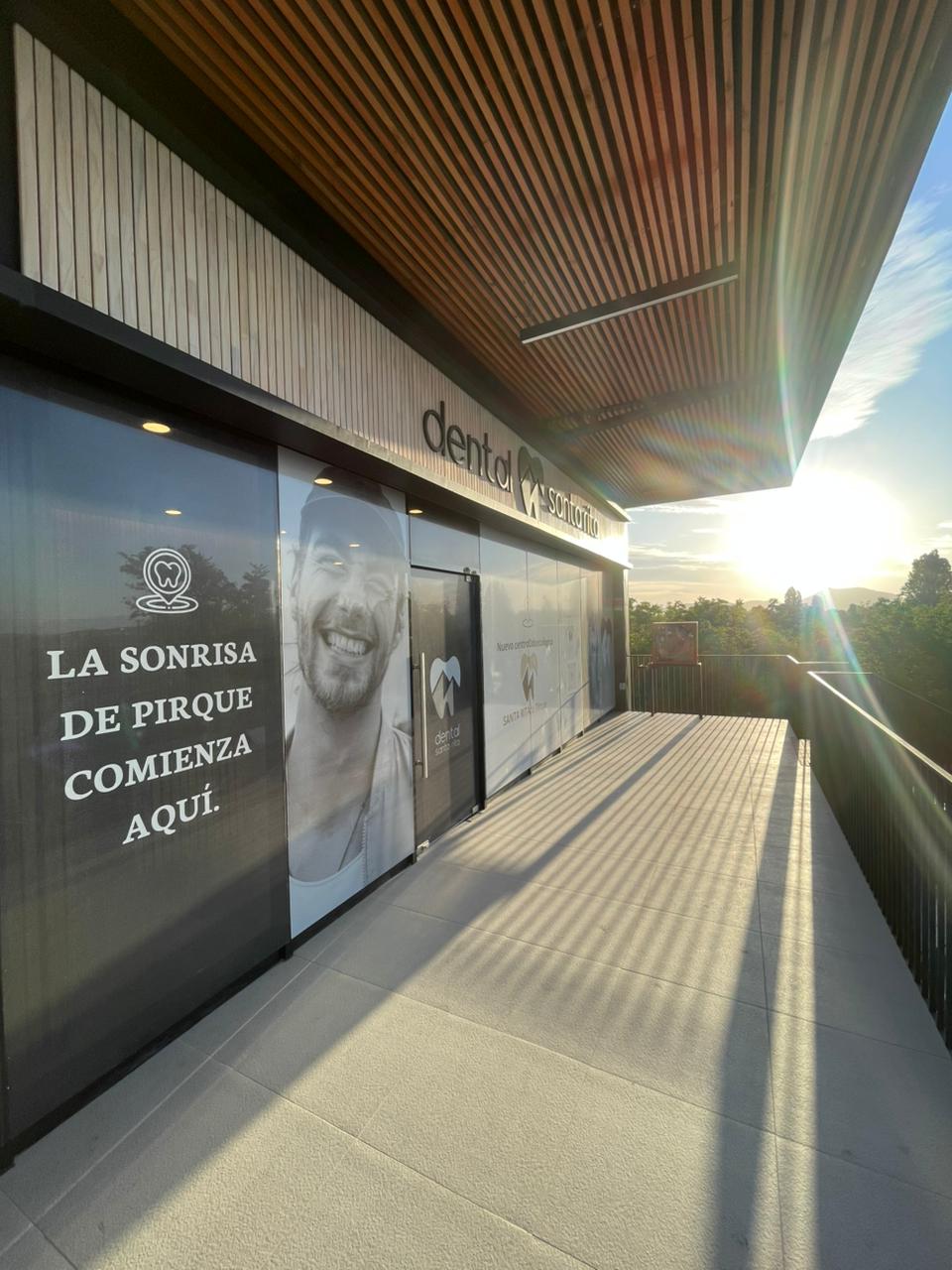 Fachada Dental Santa Rita al atardecer